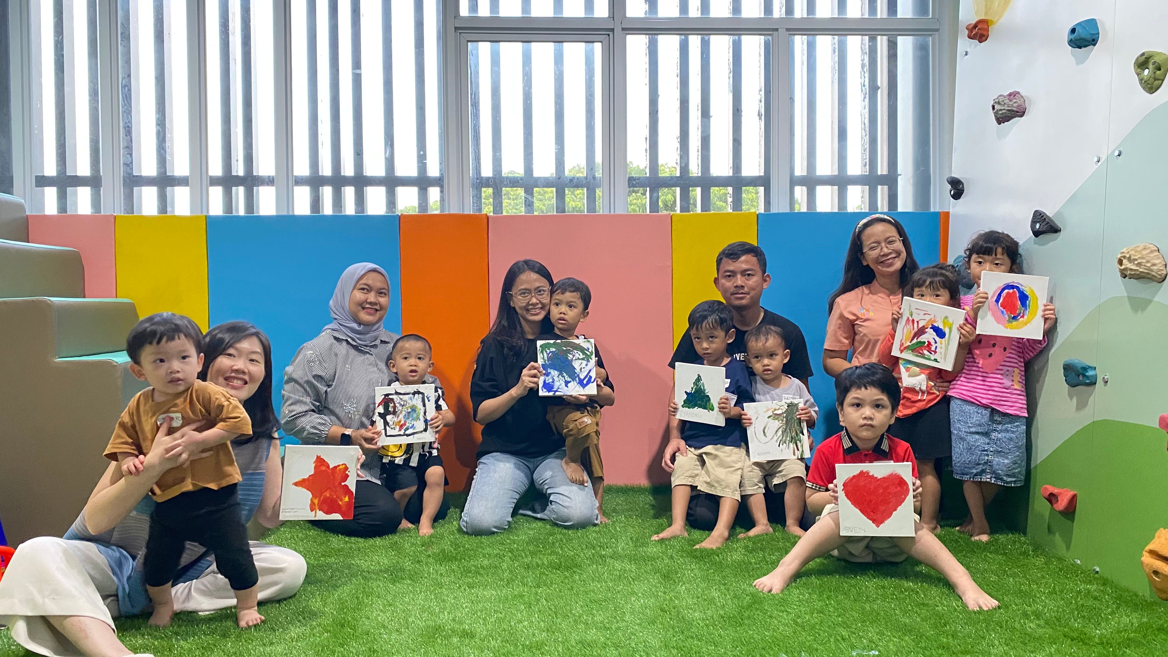 Dokter memeriksa anak